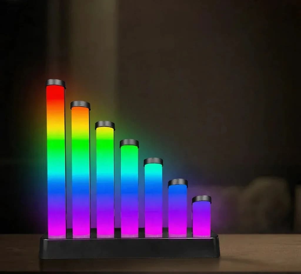 RGB garso reaktyvi LED stalinė lempa su programėlės valdymu